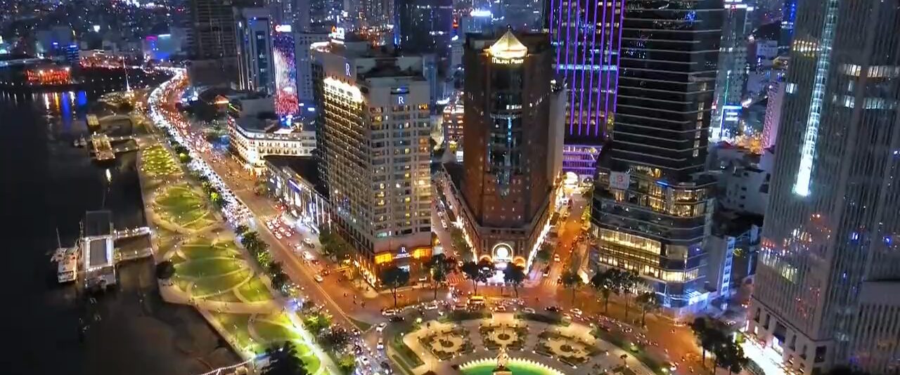 Toàn cảnh trung tâm Thành phố Hồ Chí Minh lên đèn về đêm, dọc sông Sài Gòn